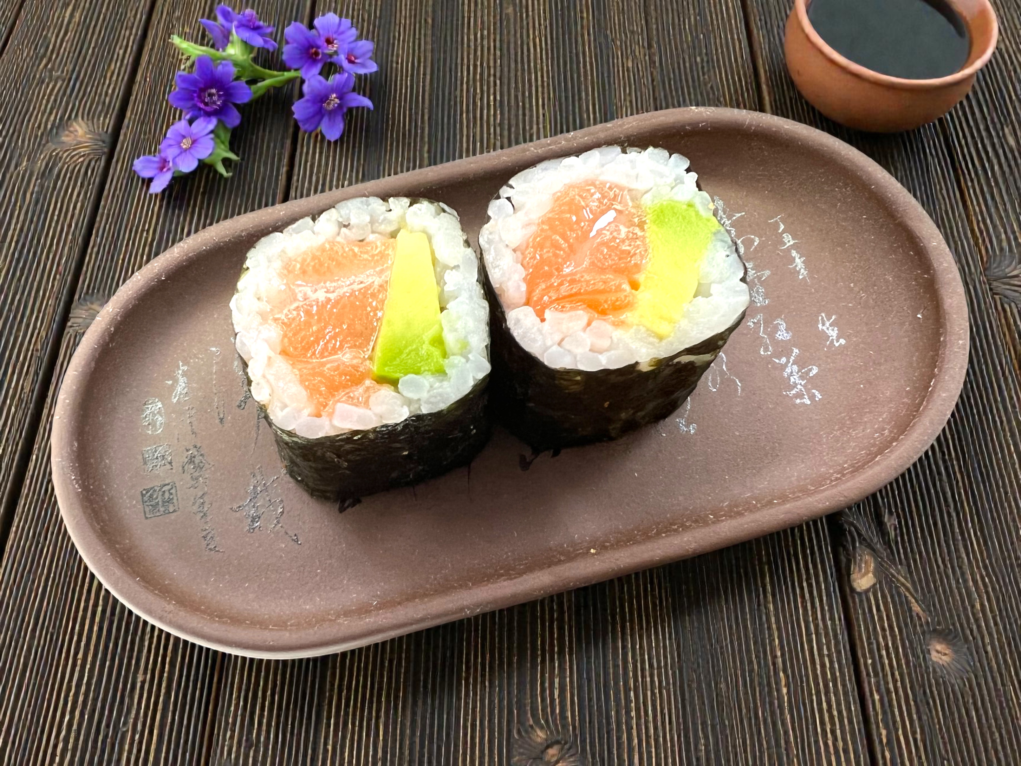 Maki Salmón con Aguacate